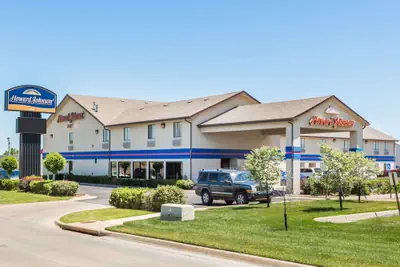 Photo 2 - Howard Johnson by Wyndham Wichita Airport