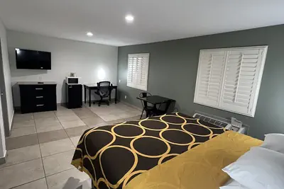 Photo 5 - Super 8 Wyndham McAllen Downtown- City Center-Plaza Mall-Airport