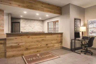 Photo 4 - Country Inn & Suites by Radisson, Dakota Dunes, SD