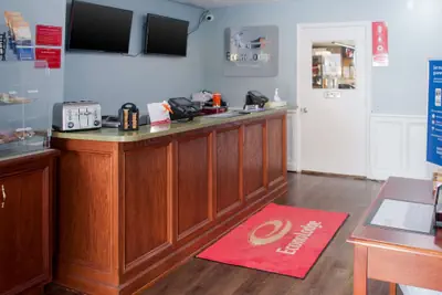 Photo 2 - Econo Lodge Inn & Suites Sandusky South