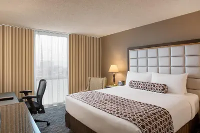 Photo 4 - Crowne Plaza San Francisco Airport by IHG