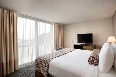 Photo 3 - Crowne Plaza San Francisco Airport by IHG