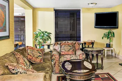 Photo 4 - Days Inn & Suites by Wyndham Downtown Gatlinburg Parkway