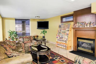 Photo 3 - Days Inn & Suites by Wyndham Downtown Gatlinburg Parkway
