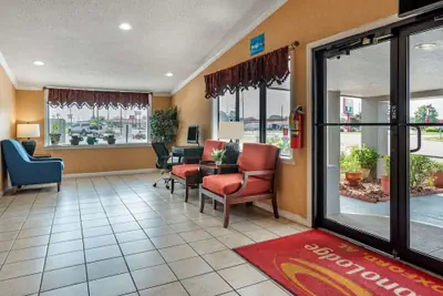 Photo 3 - Econo Lodge Oxford near Choccolocco Park