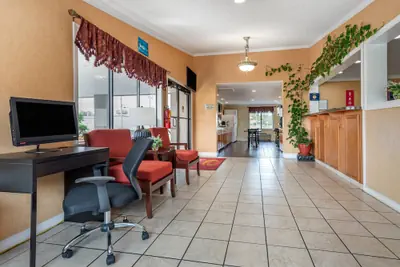 Photo 3 - Econo Lodge Oxford near Choccolocco Park