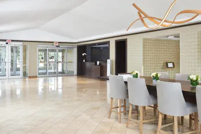 Photo 4 - DoubleTree by Hilton Dallas - Market Center