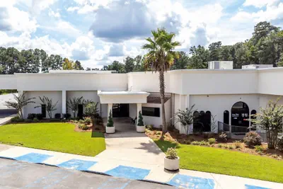 Photo 2 - Cottonwood Suites Savannah Hotel & Conference Center