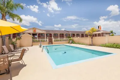 Photo 2 - Super 8 by Wyndham Kingsville