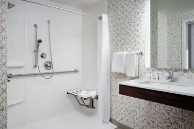 Photo 4 - Holiday Inn Hotel & Suites Boston - Peabody by IHG