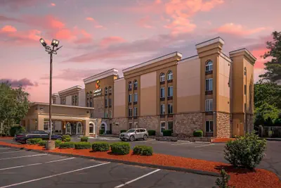 Photo 2 - Comfort Inn & Suites East Hartford - Hartford