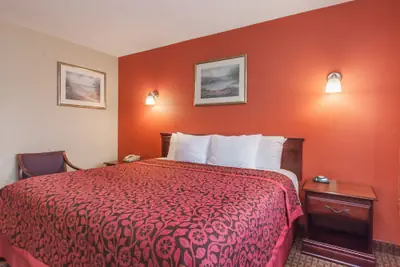 Photo 2 - Red Carpet Inn