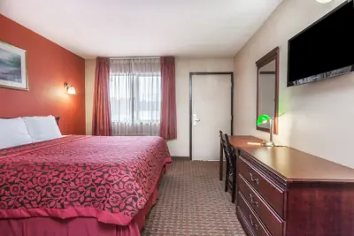 Photo 4 - Red Carpet Inn