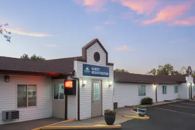 Photo 2 - Days Inn by Wyndham Jamestown