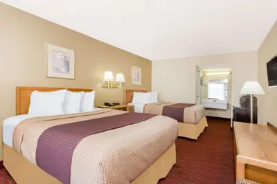 Photo 3 - Days Inn by Wyndham Staunton