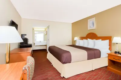 Photo 5 - Days Inn by Wyndham Staunton