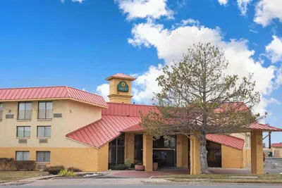 Photo 2 - La Quinta Inn & Suites by Wyndham Salt Lake City - Layton