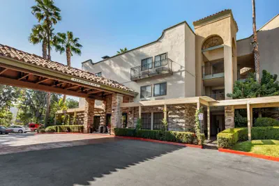 Photo 2 - Comfort Inn & Suites Orange County John Wayne Airport