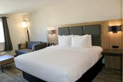 Photo 2 - The Cairn Hotel