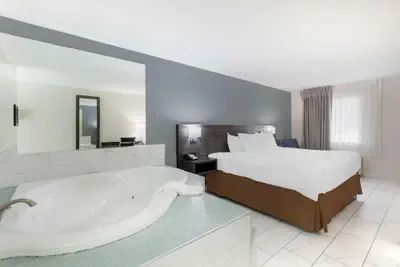 Photo 5 - Downtown Inn & Studio Suites