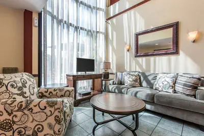 Photo 4 - Econo Lodge Inn & Suites Riverside - Corona