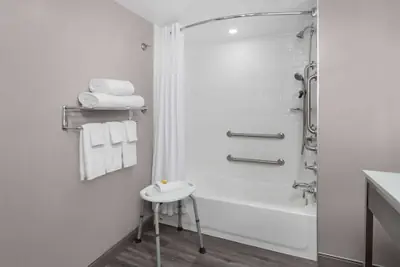 Photo 2 - Days Inn by Wyndham Baltimore Northwest