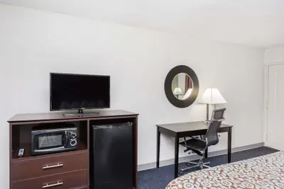 Photo 4 - Days Inn by Wyndham Hendersonville