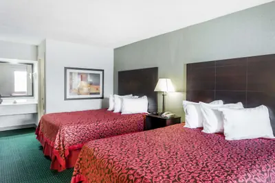 Photo 5 - Days Inn by Wyndham Hendersonville