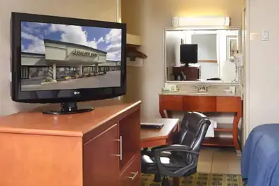 Photo 5 - Quality Inn University