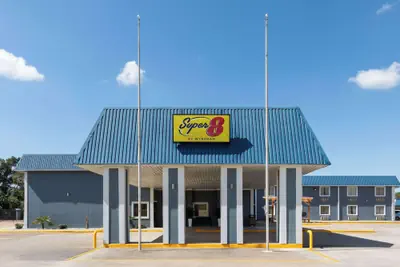 Photo 2 - Super 8 by Wyndham Buffalo
