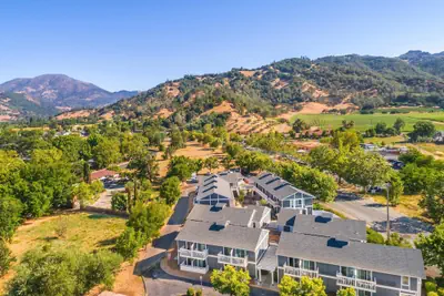 Photo 2 - UpValley Inn & Hot Springs Napa Valley, an Ascend Collection Hotel