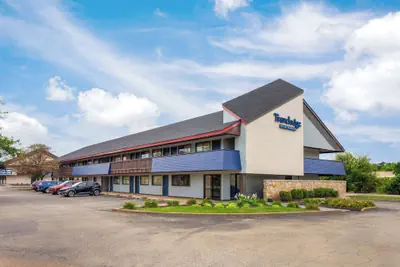 Photo 2 - Travelodge by Wyndham Peoria
