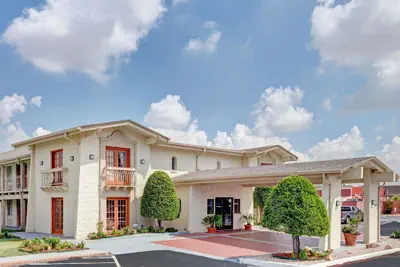 Photo 2 - Travelodge by Wyndham North Richland Hills/Dallas/Ft Worth