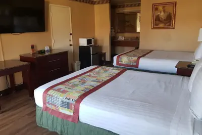 Photo 5 - Travelodge by Wyndham Costa Mesa Newport Beach Hacienda