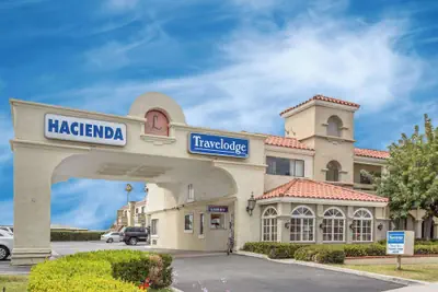 Photo 2 - Travelodge by Wyndham Costa Mesa Newport Beach Hacienda