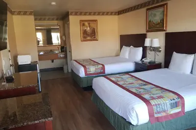 Photo 3 - Travelodge by Wyndham Costa Mesa Newport Beach Hacienda