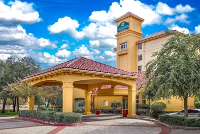 Photo 2 - La Quinta Inn & Suites by Wyndham Dallas North Central
