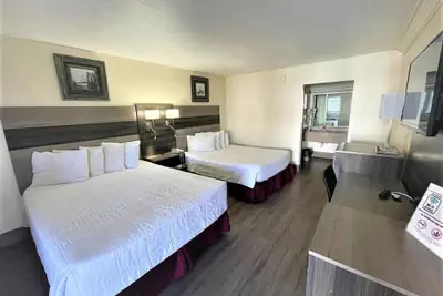 Photo 2 - Ramada by Wyndham Kingman
