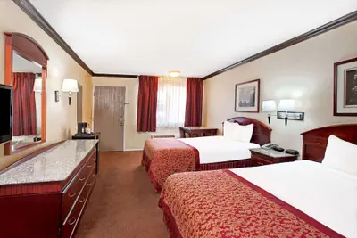 Photo 4 - Ramada by Wyndham Pasadena