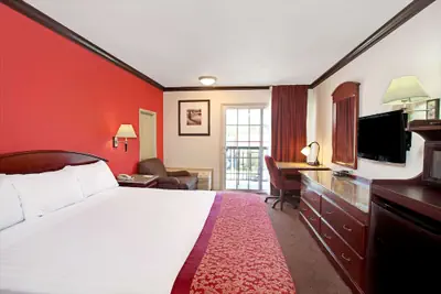 Photo 2 - Ramada by Wyndham Pasadena