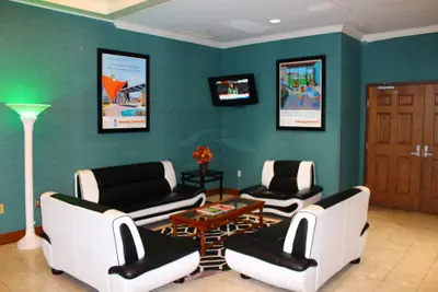 Photo 3 - Howard Johnson Hotel & Conference Center by Wyndham Salem