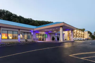 Photo 2 - Howard Johnson Hotel & Conference Center by Wyndham Salem
