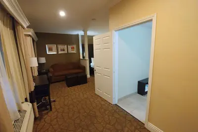 Photo 4 - Comfort Inn & Suites Huntington Beach