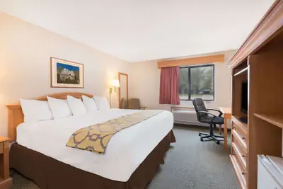 Photo 5 - Baymont by Wyndham Hot Springs