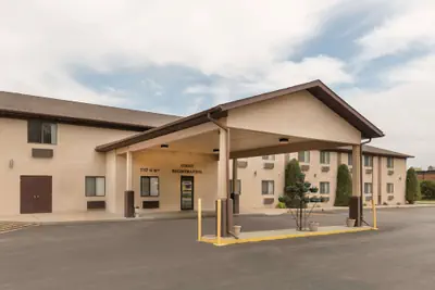 Photo 2 - Baymont by Wyndham Hot Springs