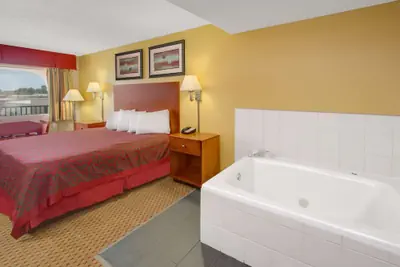 Photo 4 - Days Inn by Wyndham Gulfport