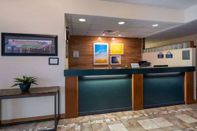 Photo 3 - Days Inn & Suites by Wyndham Madison