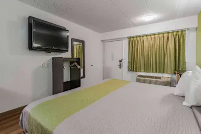 Photo 4 - Days Inn by Wyndham Cincinnati I-71