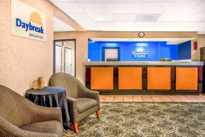 Photo 2 - Days Inn & Suites by Wyndham Albuquerque North