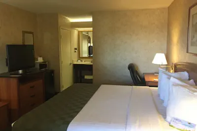 Photo 3 - Days Inn & Suites by Wyndham Albuquerque North